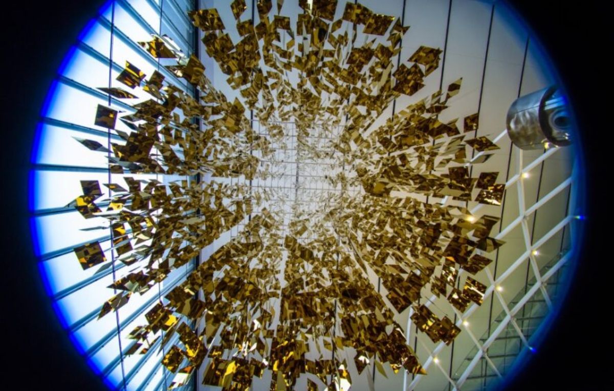 La esfera tiene 2913 piezas de acero inoxidable espejado dorado. Es una de las más grandes de Julio Le Parc. La esfera tiene 2913 piezas de acero inoxidable espejado dorado. Es una de las más grandes de Julio Le Parc.