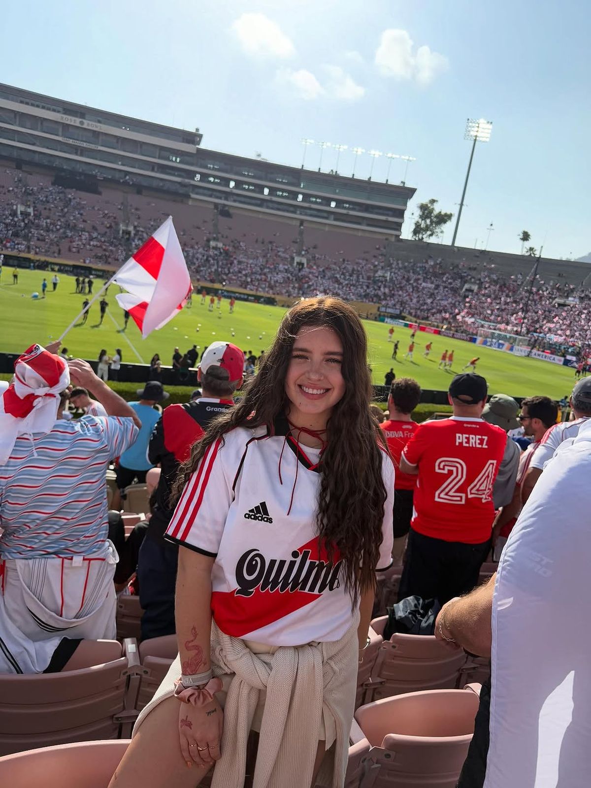 Coti Romero arrasó con su look XS para alentar a River en la cancha. Coti Romero arrasó con su look XS para alentar a River en la cancha.