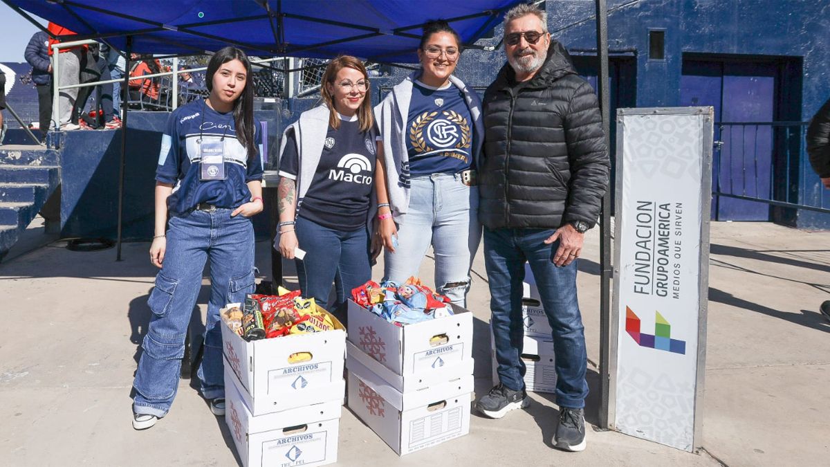 Daniel Vila apoyó la colecta de Independiente Rivadavia y la Fundación Grupo América (Cristian Lozano).