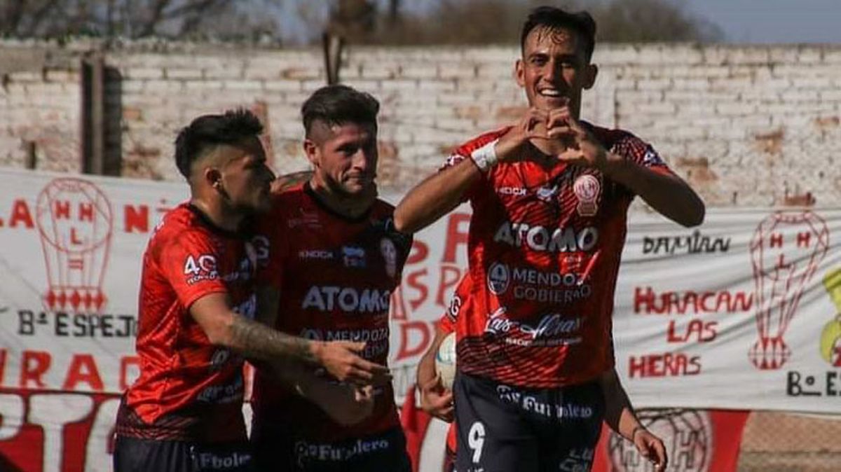 Bruno Nasta festeja uno de sus goles ante Sportivo Desamparados.