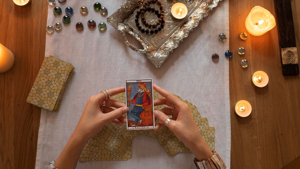 TAROT de NOVIEMBRE 2024: descubre tu destino en el trabajo