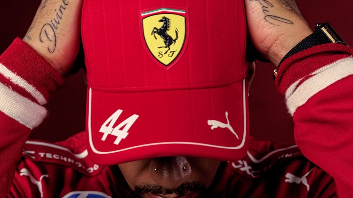 Lewis Hamilton presentó junto a Charles Leclerc la nueva indumentaria de Ferrari para el 2025. 