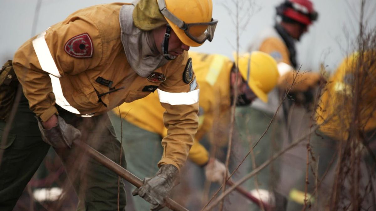 Bomberos continjuan combatiendo los focos de incendio en las zonas serranas de la provincia.