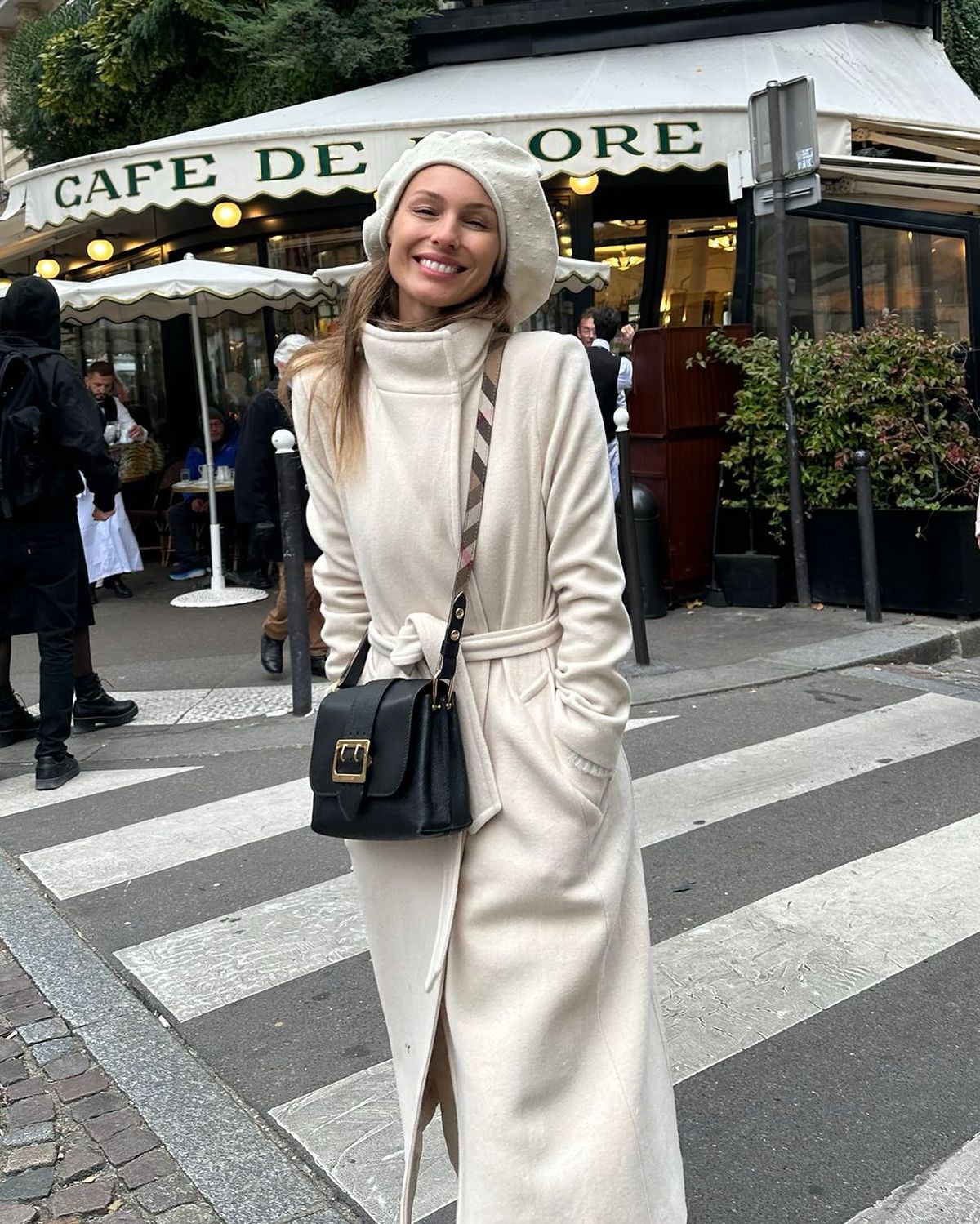 Desde París, Pampita estrena look off-white ultra chic y paraliza el otoño europeo. Desde París, Pampita estrena look off-white ultra chic y paraliza el otoño europeo.
