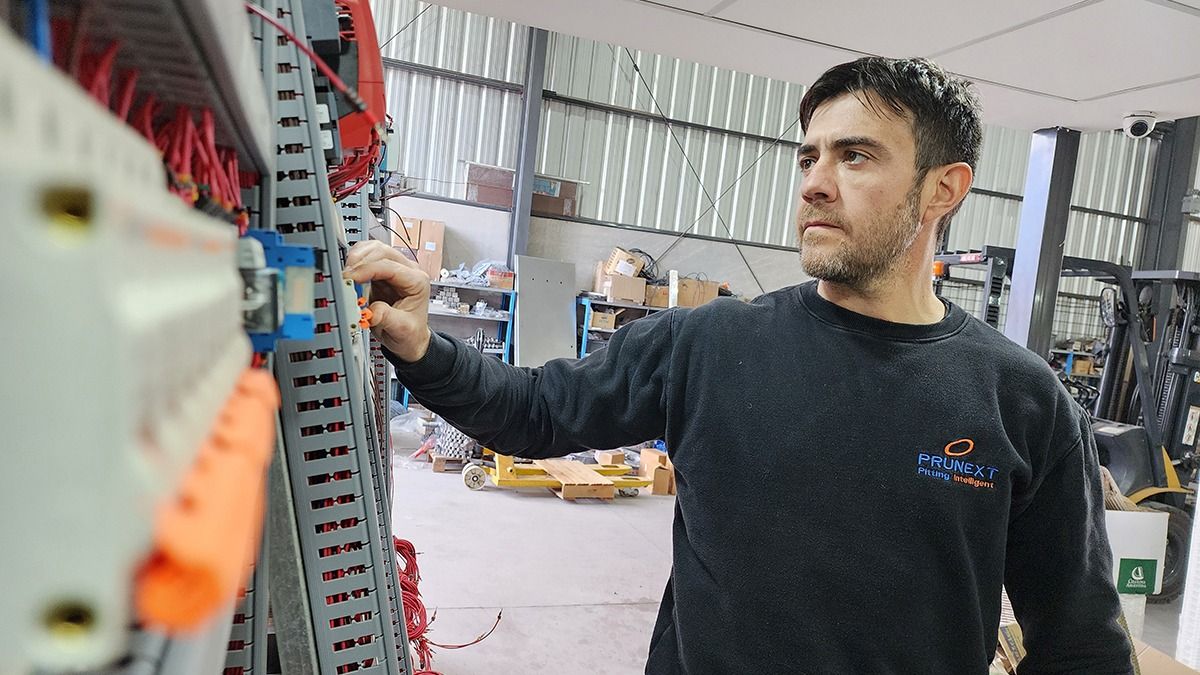 Bustos y sus socios fabrican máquinas para el deshuesado de ciruelas pasas y las venden a varias partes del mundo. Bustos y sus socios fabrican máquinas para el deshuesado de ciruelas pasas y las venden a varias partes del mundo.