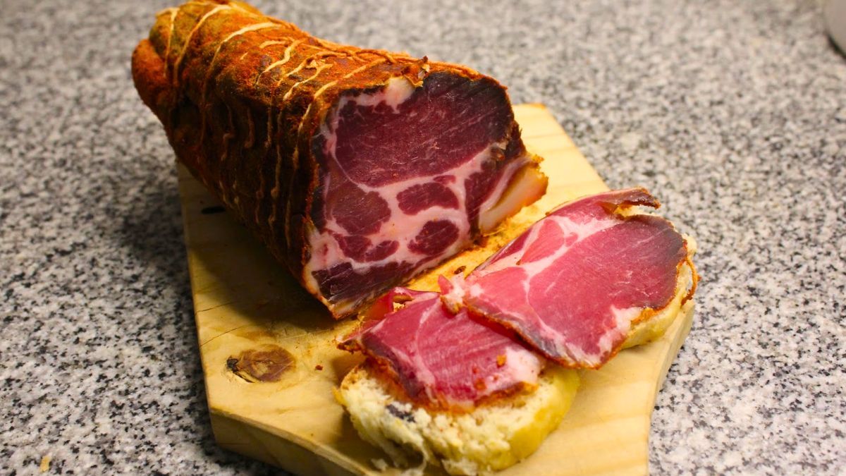 Cómo preparar Bondiola casera: el proceso para curarla y lograr una receta artesanal con 4 ingredientes