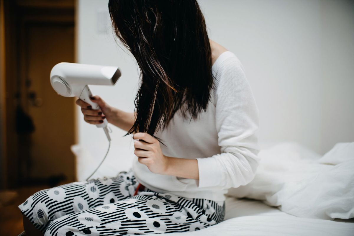 Hay que secarse el pelo antes de irse a dormir. Hay que secarse el pelo antes de irse a dormir.
