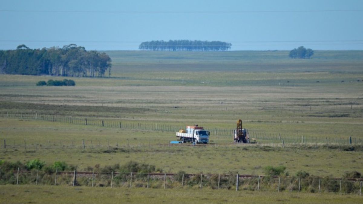 En noviembre de 2022 se perforaron tres pozos para medir la presión del agua en los terrenos alquilados por Belasay SA cerca de Tambores. La empresa afirma que la planta de hidrógeno verde necesitaría entre 500 y 700 metros cúbicos de agua al día, que se obtendrían de fuentes subterráneas (Foto: Miguel Ángel Olivera Prieto) En noviembre de 2022 se perforaron tres pozos para medir la presión del agua en los terrenos alquilados por Belasay SA cerca de Tambores. La empresa afirma que la planta de hidrógeno verde necesitaría entre 500 y 700 metros cúbicos de agua al día, que se obtendrían de fuentes subterráneas (Foto: Miguel Ángel Olivera Prieto)