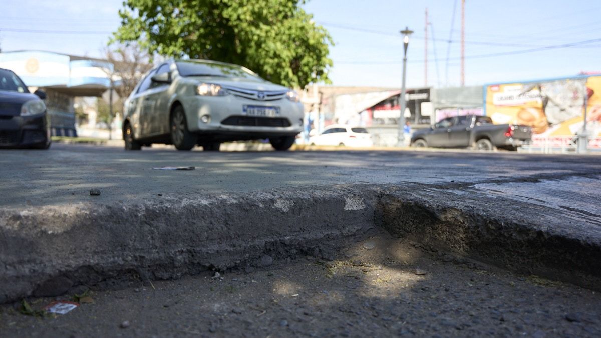 La peligrosidad del lomo de burro que se ubica en calle Barcala de Godoy Cruz, en el ingreso al club Antonio Tomba. Nótese la altura del 