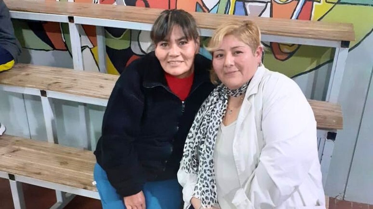 Junto a una compañera, en la escuela. Junto a una compañera, en la escuela.