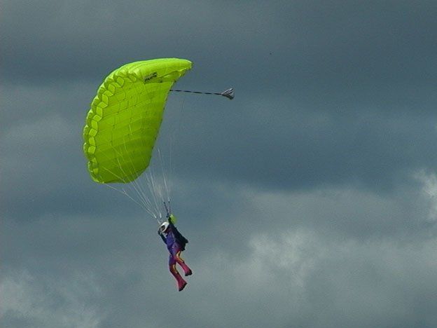 Un entrenador de paracaidismo murió después de chocar en el aire