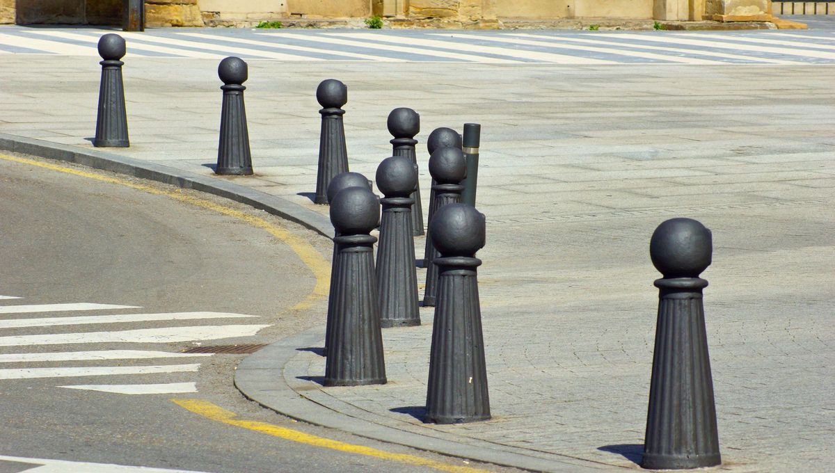 Los bolardos son importantes para cuidar la seguridad en espacios urbanos, sobre todo donde hay libre tránsito peatonal. Foto Canva Los bolardos son importantes para cuidar la seguridad en espacios urbanos, sobre todo donde hay libre tránsito peatonal. Foto Canva