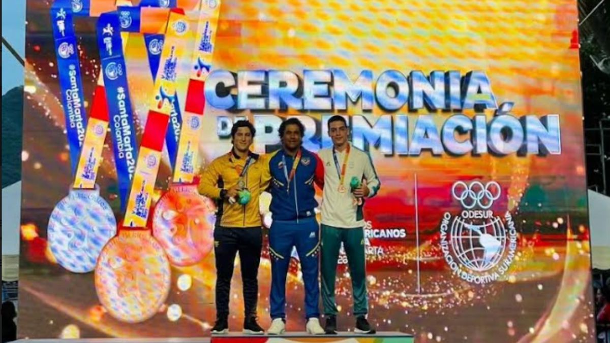 Aquí Juani en el podio sudamericano (der.) junto al ganador, el venezolano José Estredo y el colombiano Simón Gómez Ortiz, en Santa Marta 2023. Aquí Juani en el podio sudamericano (der.) junto al ganador, el venezolano José Estredo y el colombiano Simón Gómez Ortiz, en Santa Marta 2023.