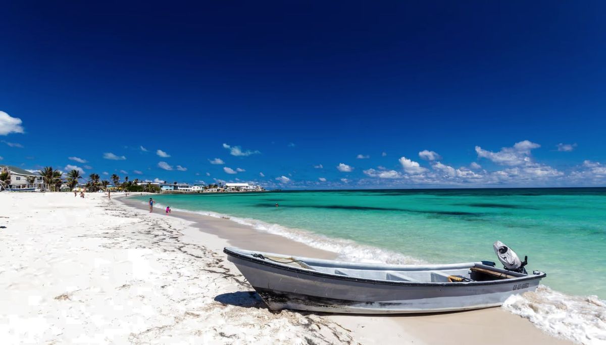 Un mar cristalino y formaciones de coral: la playa encantadora del Caribe que invita al descanso