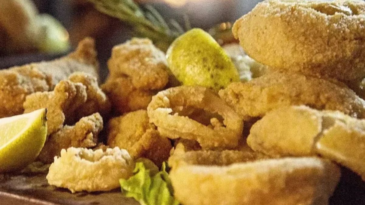 La porción de rabas es uno de los platos más pedidos en el bodegón de barrio de Buenos Aires La porción de rabas es uno de los platos más pedidos en el bodegón de barrio de Buenos Aires