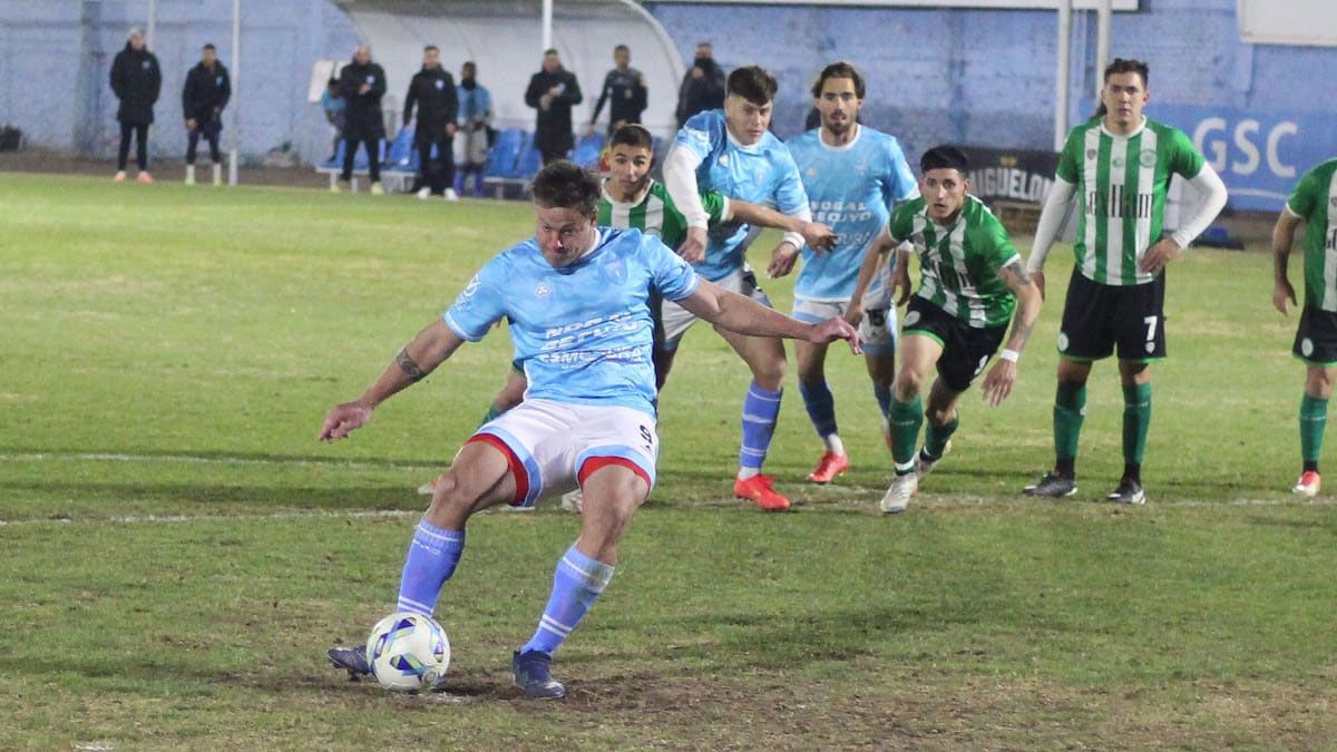 Martín Comachi marcó el gol de Gutiérrez frente a Camioneros.