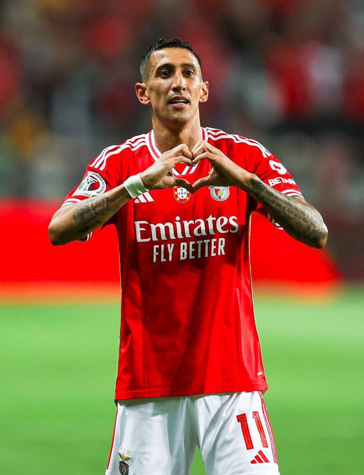 Ángel Di María y el festejo de uno de sus goles con la camiseta del Benfica. Ángel Di María y el festejo de uno de sus goles con la camiseta del Benfica.