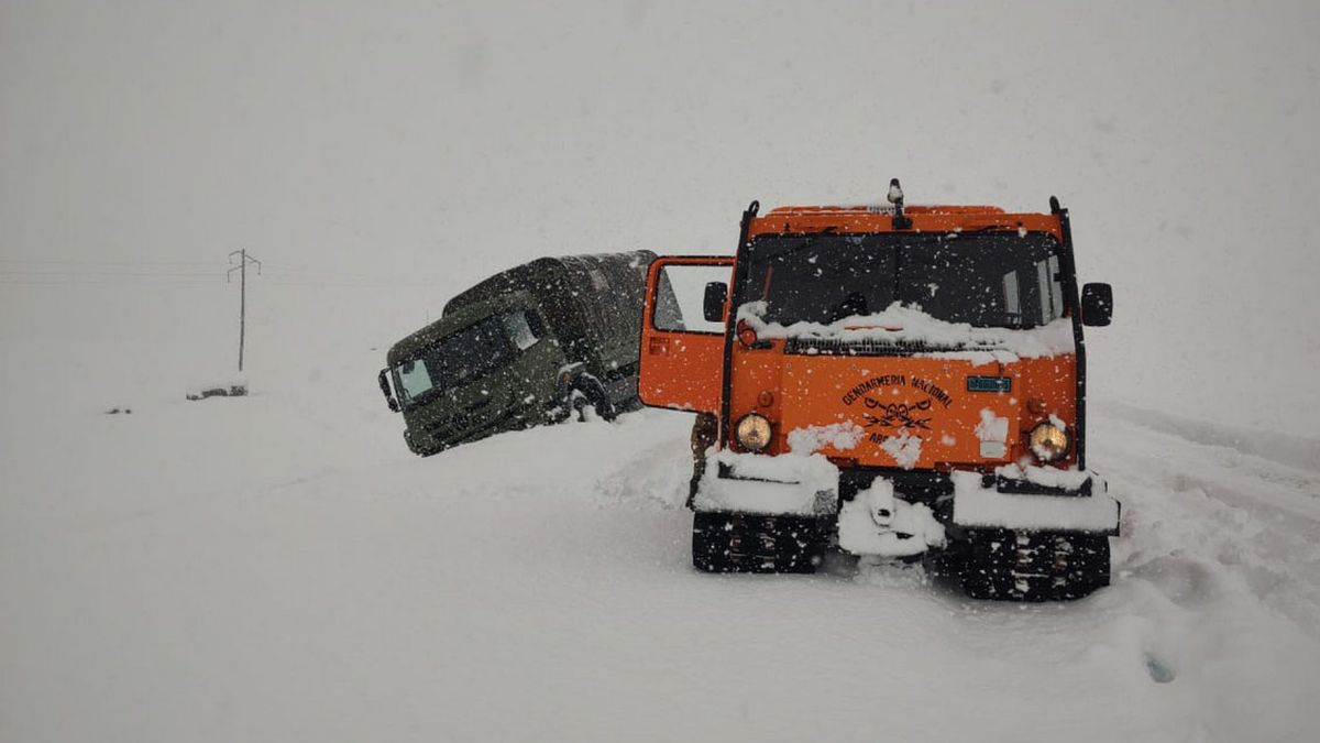 Personal del Ejército Argentino se accidentó con su camión en Puente del Inca y fue auxiliado por Gendarmería Nacional. Personal del Ejército Argentino se accidentó con su camión en Puente del Inca y fue auxiliado por Gendarmería Nacional.