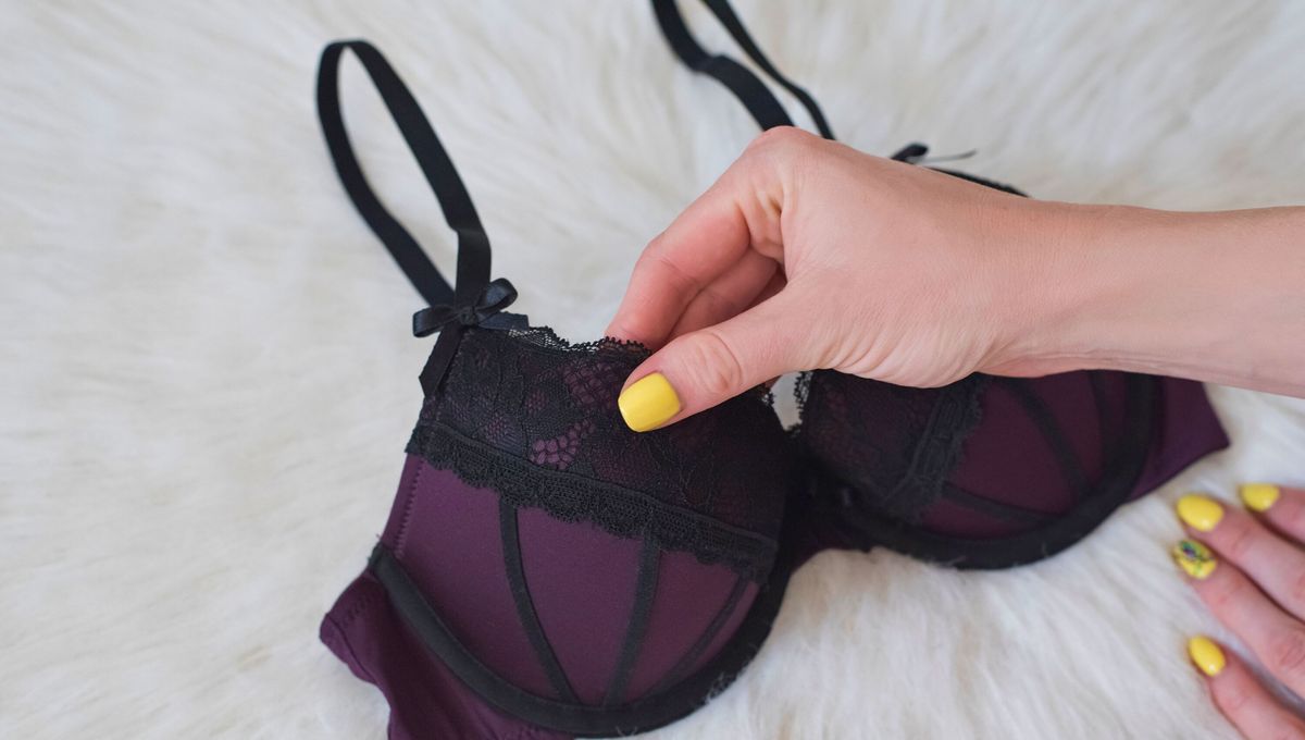 Lava los corpiños con mucho cuidado para evitar deformaciones y pelotitas en la tela Lava los corpiños con mucho cuidado para evitar deformaciones y pelotitas en la tela