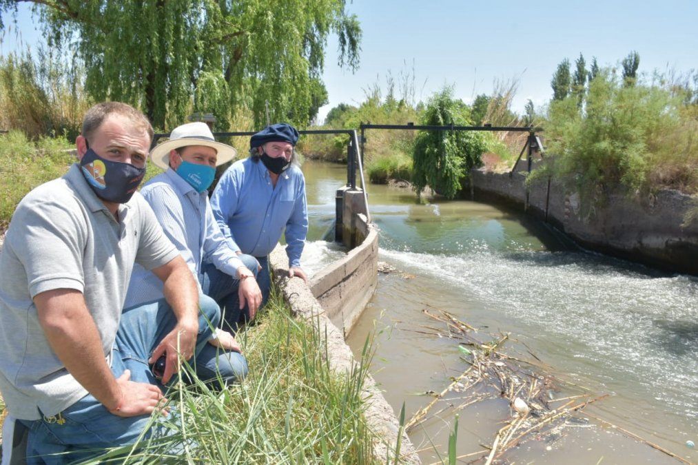 El diputado nacional, José Luis Ramón, y el intendente de Lavalle, Roberto Righi recorrieron la zona en donde se harán las obras para Lavalle, que incluyen impermeabilización de distintos canales de riego.
