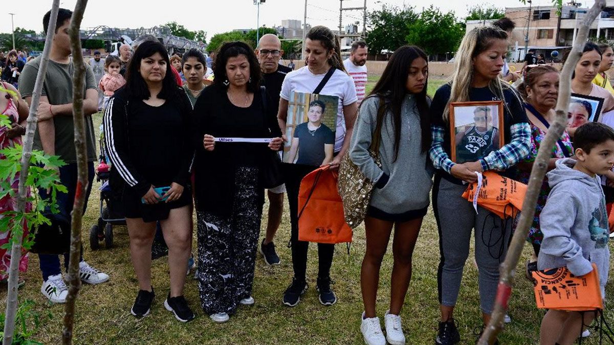 Los familiares de víctimas muertas en accidentes de tránsito en Mendoza plantaron árboles en un espacio verde de Godoy Cruz.