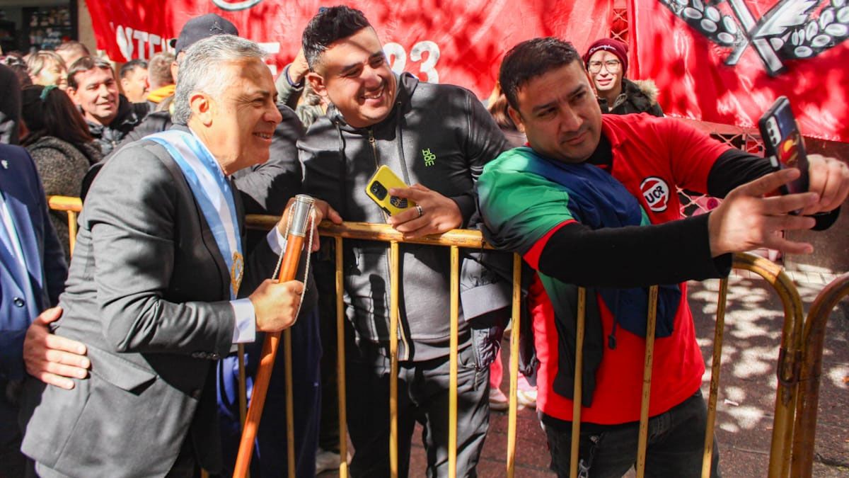Alfredo Cornejo con militantes de la UCR tras el discurso ante la Asamblea Legislativa del 1 de mayo.