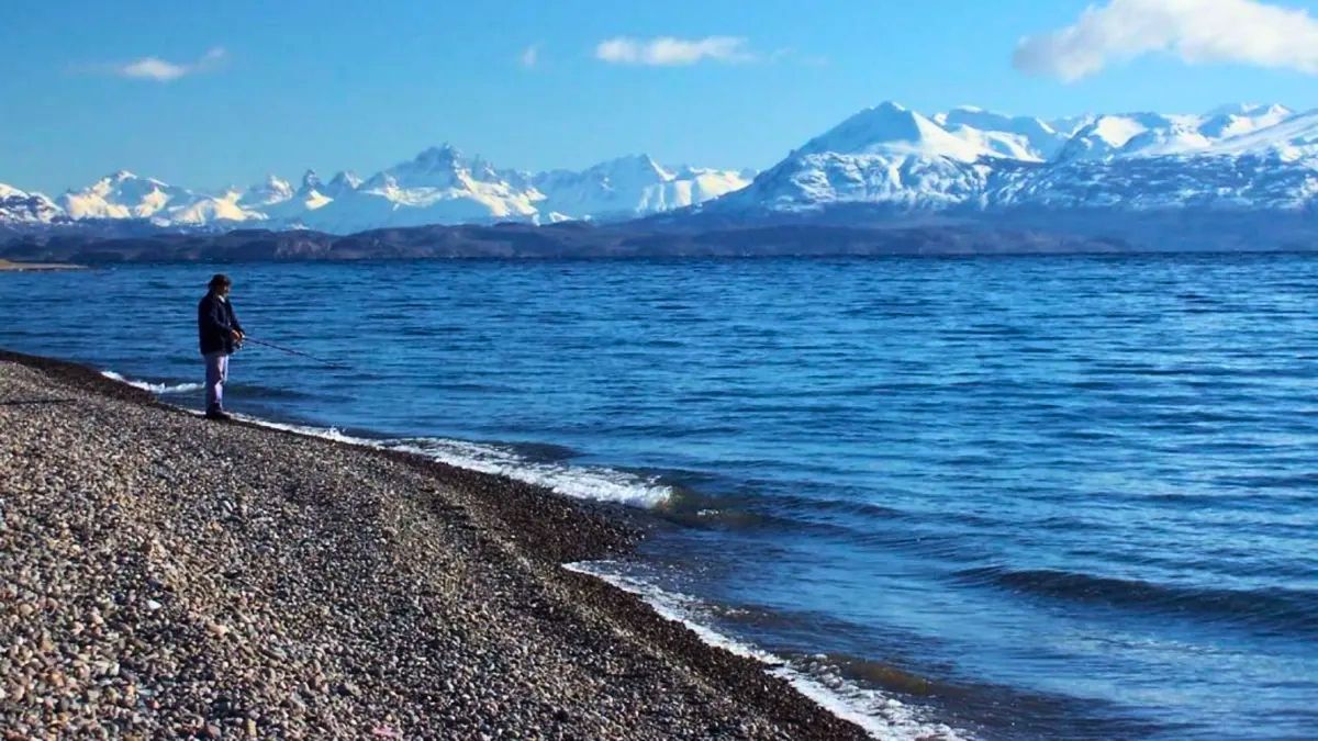 El pueblo está al borde de un típico lago de la Patagonia. El pueblo está al borde de un típico lago de la Patagonia.