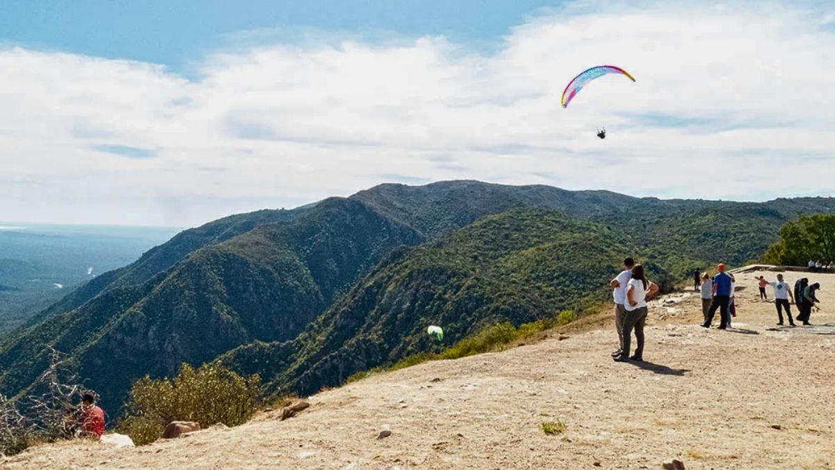 Cuchi Corral es un pueblo muy amado por los practicantes de parapente. Cuchi Corral es un pueblo muy amado por los practicantes de parapente.