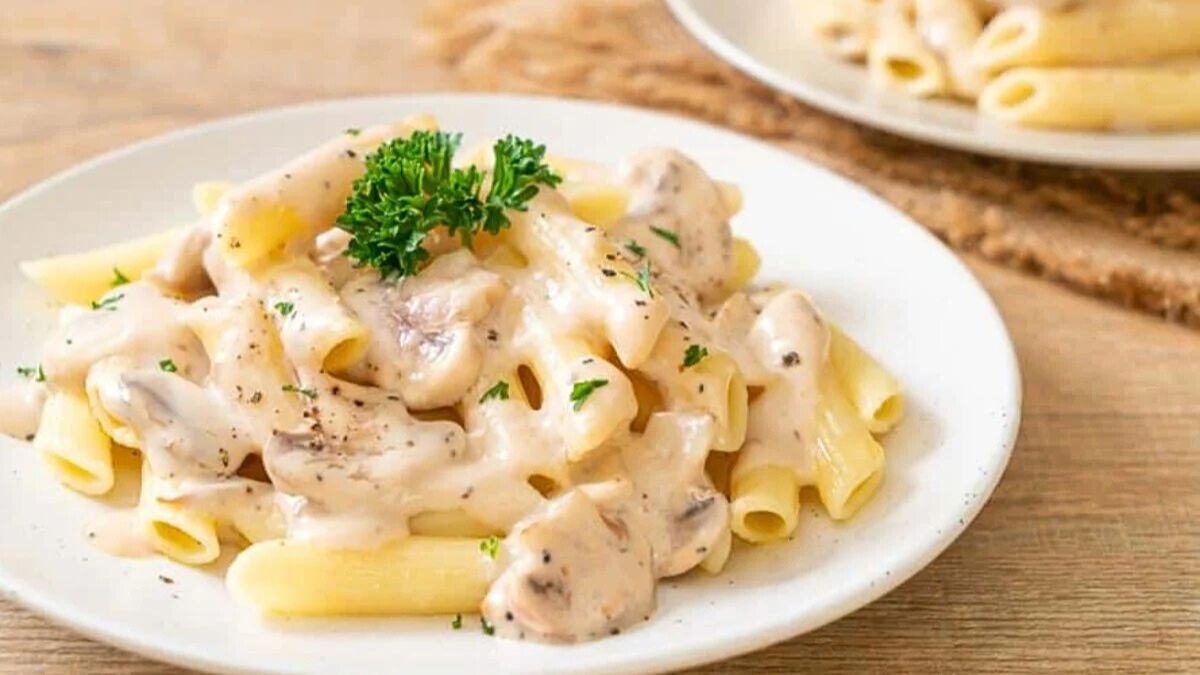 La salsa carbonara se elabora con huevos, panceta y queso parmesano. Tiene un sabor intenso y es pura cremosidad. La salsa carbonara se elabora con huevos, panceta y queso parmesano. Tiene un sabor intenso y es pura cremosidad.