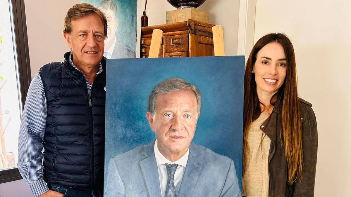 El gobernador Rodolfo Suarez junto a la artista Florencia Aise.