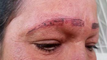 Se quiso tatuar las cejas y ¡mirá cómo la dejaron! 