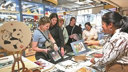 Unas turistas extranjeras hacen compras en el Mercado de la Seda en Beijing. China presentó el 27 de abril una serie de medidas para seguir optimizando su política de reembolso de impuestos a la salida del país. PARA USO DE CHINA DAILY