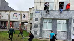 Los alumnos saltaron por la ventana para huir del agresor que atacó a una universidad en Rusia.