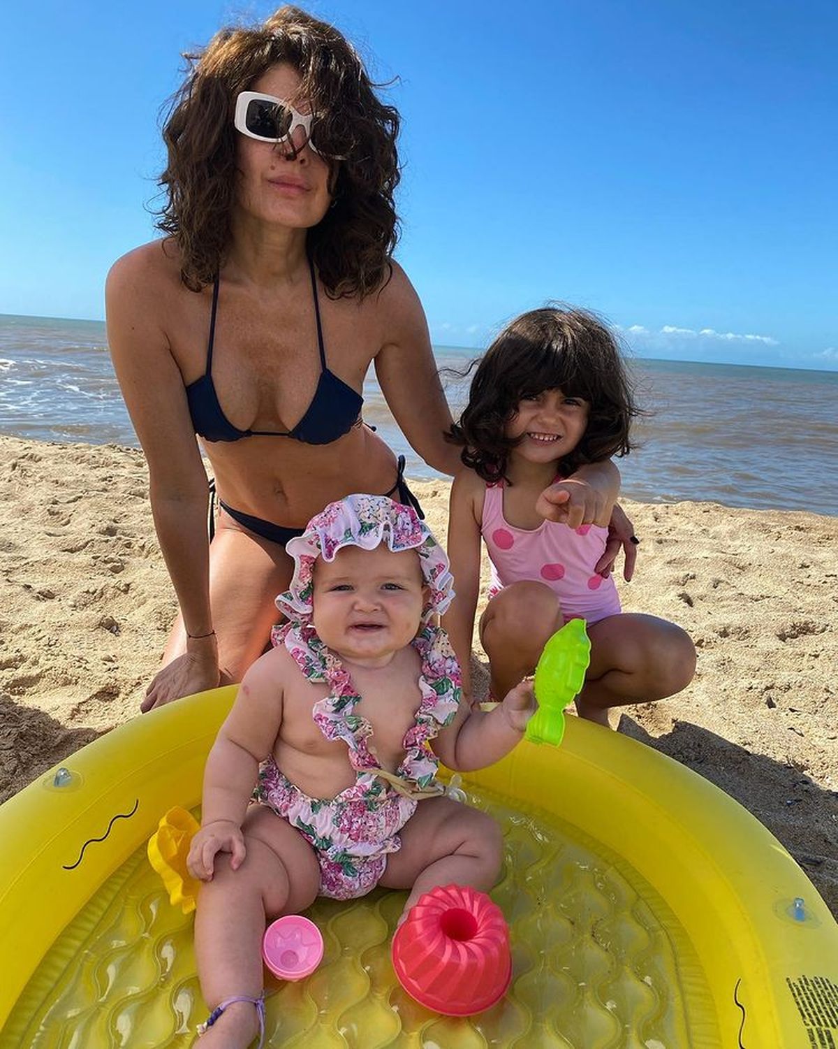 Revientan las redes con las fotos de Isabel Macedo en micro-bikini desde Punta del Este.