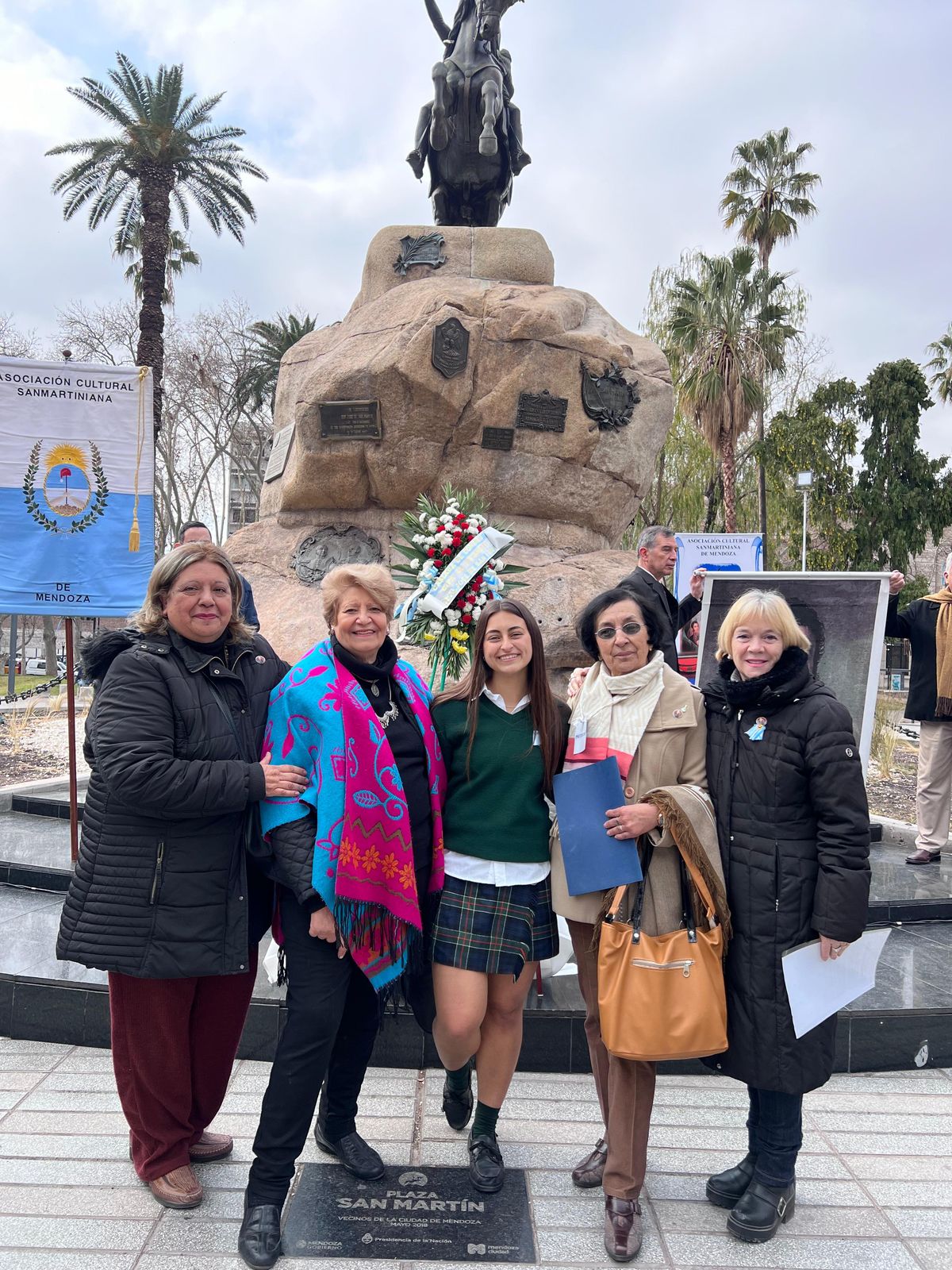 Milagros Romero, junto a autoridades de la Asociación Cultural Sanmartiniana de Mendoza. Milagros Romero, junto a autoridades de la Asociación Cultural Sanmartiniana de Mendoza.