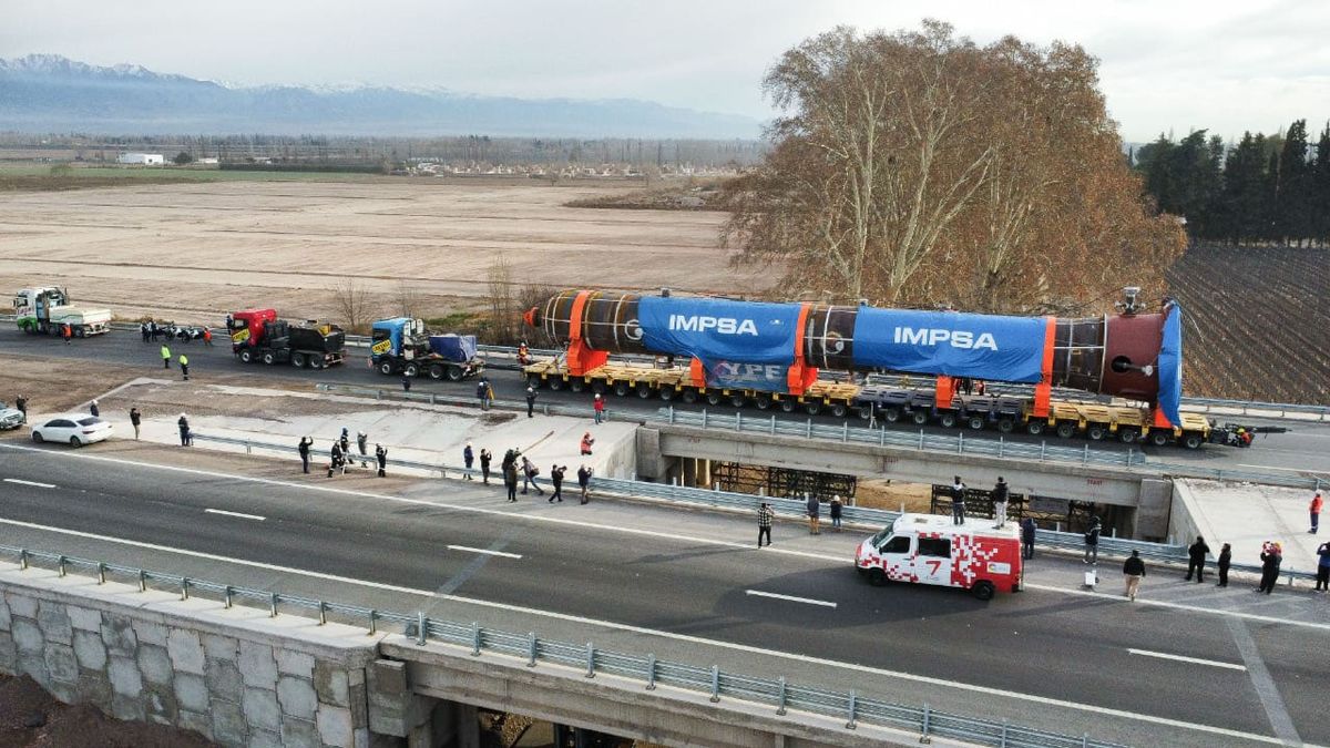 Se reanudó el megaoperativo para trasladar el reactor de IMPSA hacia la refinería de Luján y cruzó los dos puentes con éxito.  