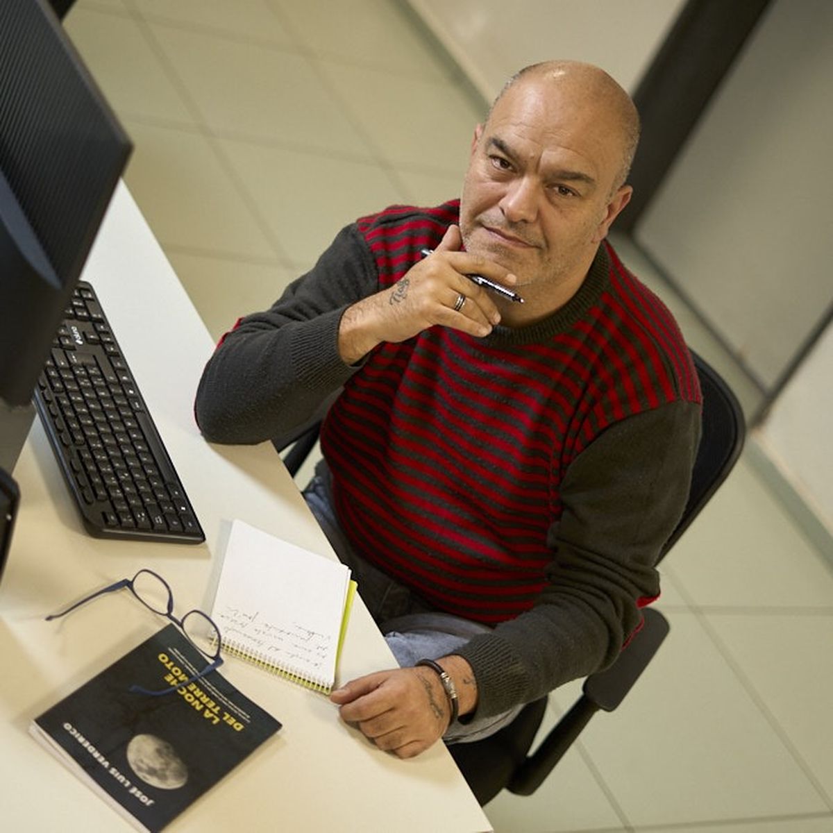 Verderico nació en 1971 y escribe desde que tiene uso de razón. Es el autor de "El Detective Ming", "La casa de la ciénaga" y "Avelino Maure, 50 años". Ahora lanzó su primera novela, "La noche del terremoto". Verderico nació en 1971 y escribe desde que tiene uso de razón. Es el autor de "El Detective Ming", "La casa de la ciénaga" y "Avelino Maure, 50 años". Ahora lanzó su primera novela, "La noche del terremoto".