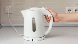 Dile adiós al sarro de la pava eléctrica con solo 3 ingredientes