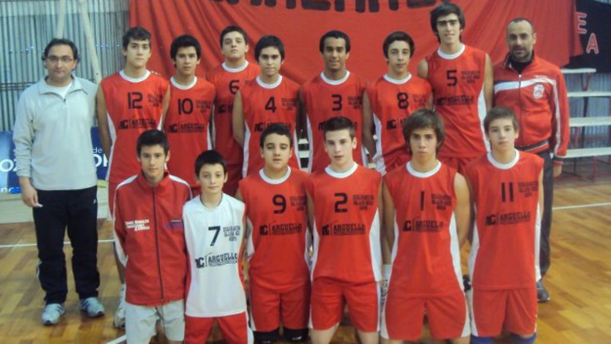 Agustín (11) posa con sus compañeros de la escuela secundaria, la Agrícola de Alvear. El equipo