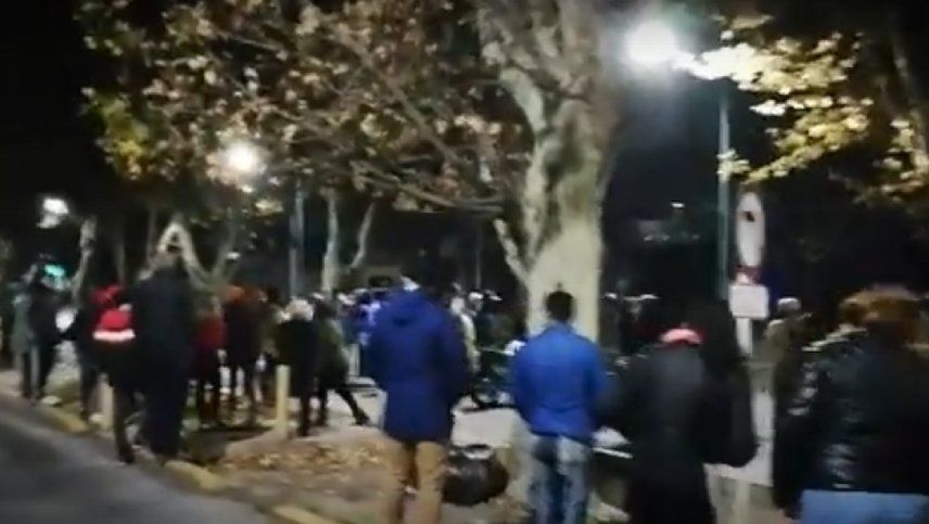 Vecinos protestaron una familia acusada de abusos de menores