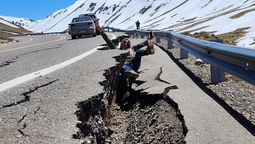 Stella López, corresponsal de Grupo América en Malagüe, se metió en una de las grietas de la ruta 145 camino al paso Pehuenche, provocada por las tormenras ocurridas en junio pasado.