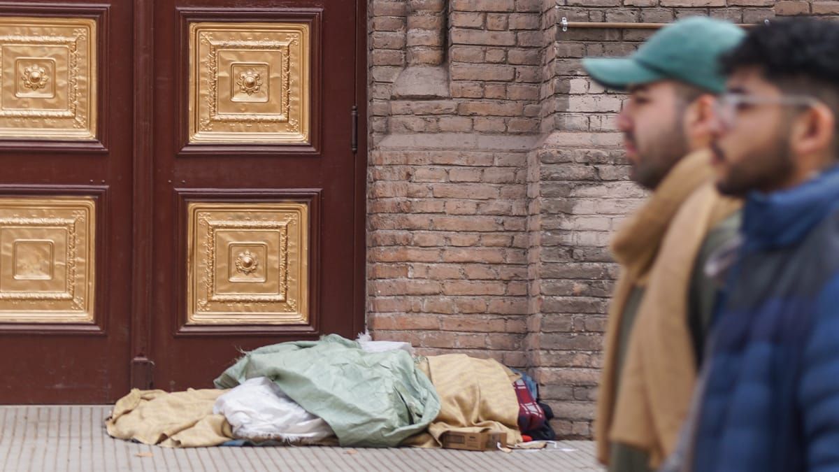 Una persona en situación de calle duerme en las puertas del templo Jesuita, en la Avenida San Martín de la capital mendocina. Una persona en situación de calle duerme en las puertas del templo Jesuita, en la Avenida San Martín de la capital mendocina.