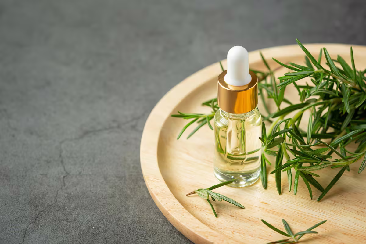 El aceite de romero tiene múltiples propiedades. Imagen: Freepik El aceite de romero tiene múltiples propiedades. Imagen: Freepik