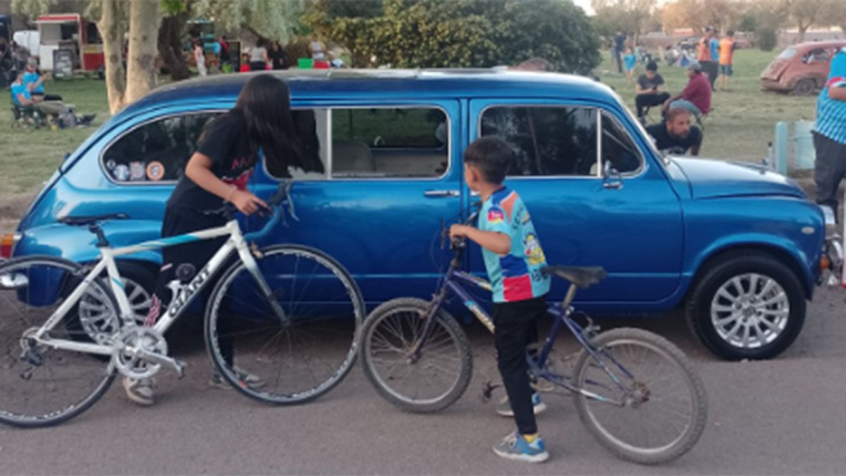 El Fiat 600 limousine llamó la atención de grandes y chicos en el encuentro internacional. El Fiat 600 limousine llamó la atención de grandes y chicos en el encuentro internacional. 