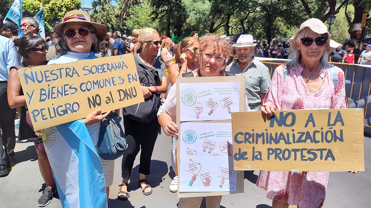 Paro general de la CGT en Mendoza. Paro general de la CGT en Mendoza.