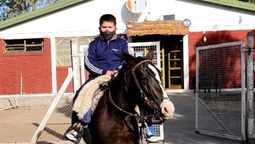 Francisco Allayme tiene nueve años, vive en la reserva de Biósfera de Ñacuñán, y cada mañana viaja a caballo 10 kilómetros para asistir a la escuela Nuestra Señora del Carmen de Cuyo, donde es feliz y aprende también a cantar y tocar la guitarra. Cada día es una aventura para él, y la vive intensamente.