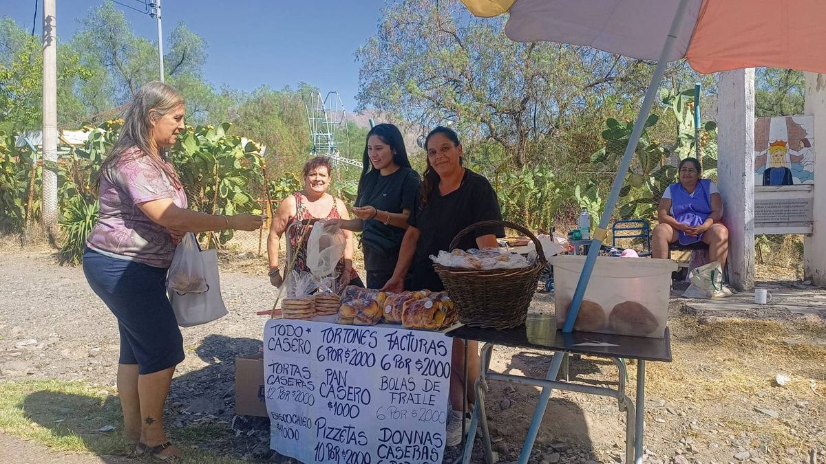Laura amasó toda la noche junto a su nuera en su casa de El Borbollón. A las 5 instaló su puesto en cercanías de la iglesia. Laura amasó toda la noche junto a su nuera en su casa de El Borbollón. A las 5 instaló su puesto en cercanías de la iglesia.
