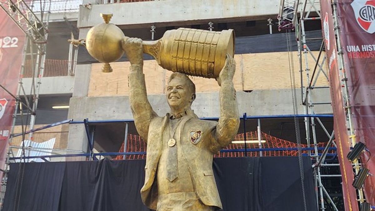 La estatua de Gallardo pesa 6 toneladas y mide 8 metros de alto. Ha sido emplazada en el acceso principal al estadio de River Plate.