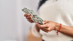 Este viernes 26 de septiembre el dólar oficial bajó a $1.350 para la venta.Y subió el dólar MEP, motivo de la nueva restricción