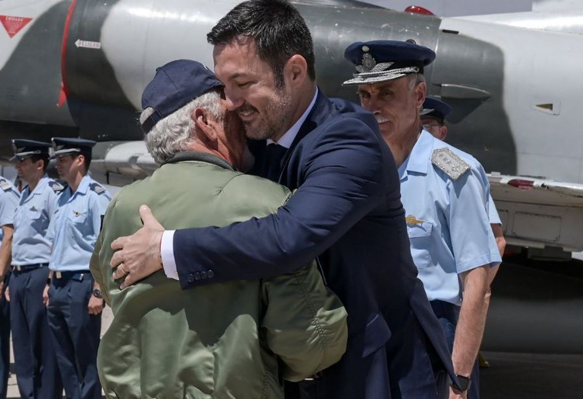 Luis Petri saluda a un combatiente de Malvinas.
